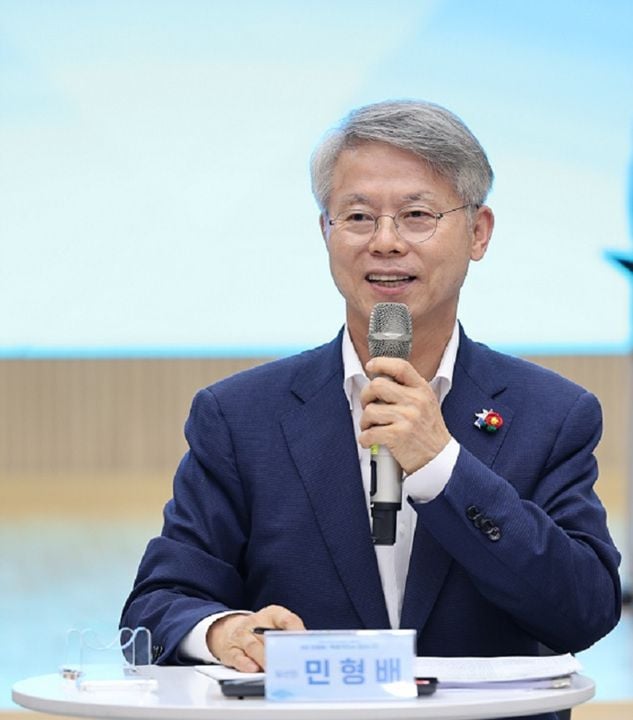 민형배 전남광주통합특별시장 당선인이 진보정당들의 정책을 시정에 반영합니다. 25일 노동계와의 대화를 시작으로 협치를 본격화합니다.
