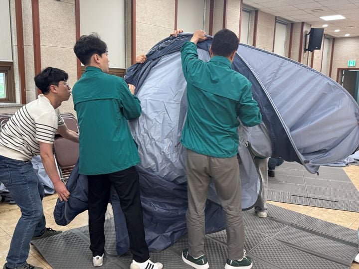 광주 광산구가 우산동에서 여름철 집중호우와 태풍에 대비해 임시주거시설 운영 모의훈련을 실시하고 이재민 대피 체계를 점검했다