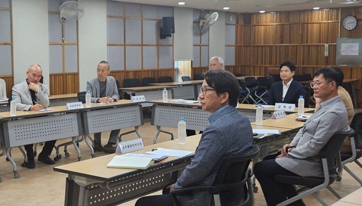 김대중 전남광주통합특별시교육감 당선인이 광주교육전산센터를 방문해 나이스와 K-에듀파인 등 행정 전산망 연계 상황을 점검하고 초기 오류 방지를 위한 비상대응체계를 살폈다