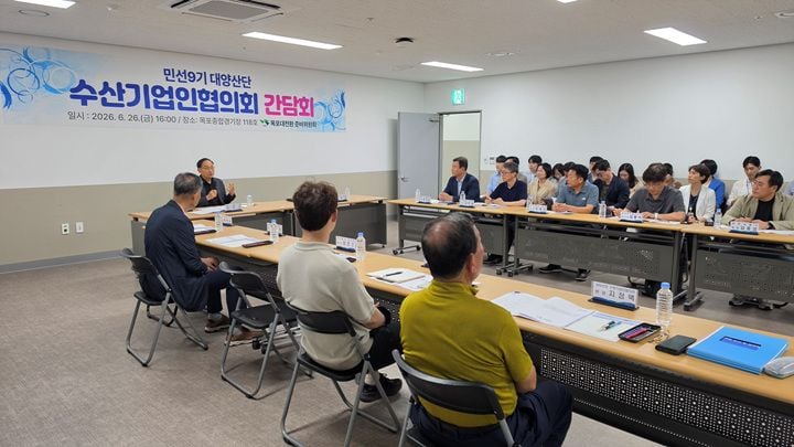 목포대전환 준비위원회가 26일 대양산단 김 가공업체들과 간담회를 열고 인력난 해소, 용수 확충, 수산식품 수출단지 연계 종합 지원책을 논의했다