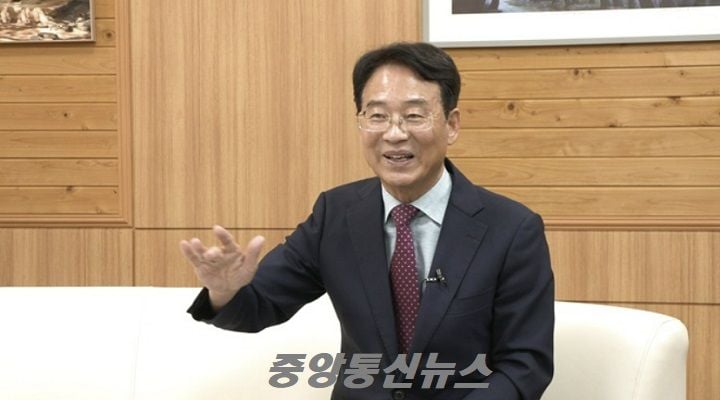 무소속으로 당선된 강진원 강진군수가 남도언론인협회 인터뷰를 통해 민선 9기 핵심 전략을 발표했다. 강 군수는 AI 데이터센터 유치, 농수축산업의 10차 산업화, 반값여행을 통한 생활인구 확대를 통해 강진을 지방소멸 극복의 대표 모델로 만들겠다는 포부를 밝혔다.