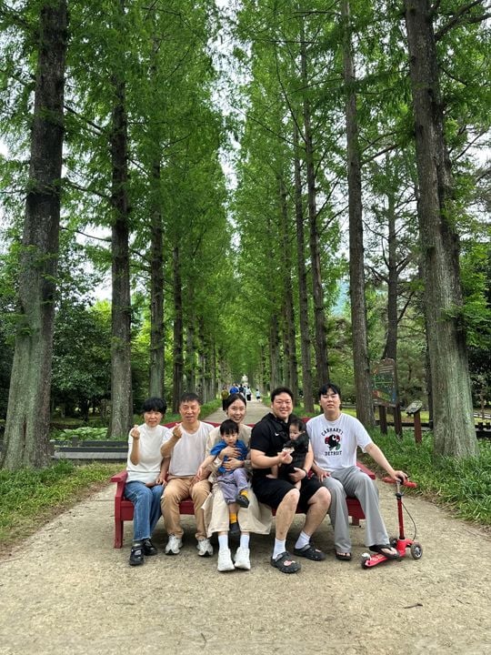 ©3대 가족 여행객이 나주를 방문해 전라남도산림연구원과 국립나주숲체원 등에서 여유로운 숲 여행을 기념하며 단체 사진을 촬영하고 있다 (1)