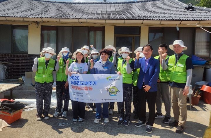 장흥군이 광주여대 실내건축디자인학과 학생들과 관산·대덕·회진면 취약 노인 4가구를 대상으로 도배, 시설 보수 등 농촌취약계층 주거개선 집수리 봉사활동을 전개했다