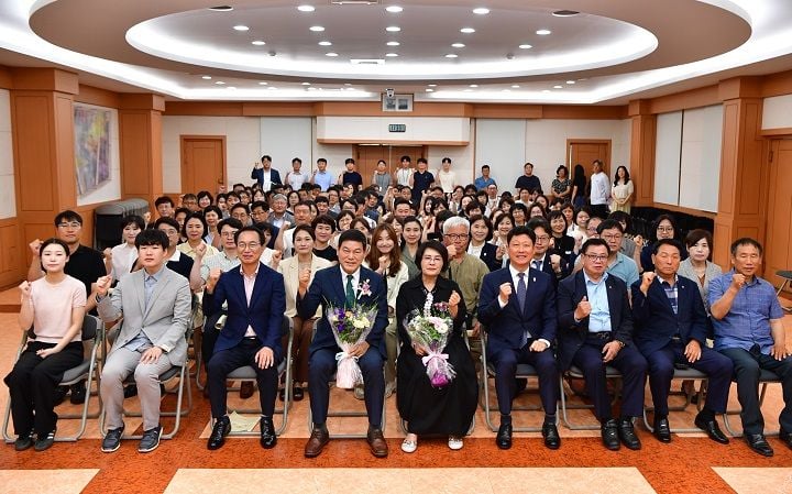 보궐선거로 취임해 군정 공백을 메웠던 정철원 제45대 담양군수가 30일 이임식을 끝으로 임기를 마쳤다.