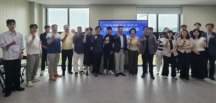 전남도가 30일 식품기업 16개사와 협약을 맺고 ‘2026년 식품융합 클러스터 시범사업’을 추진한다