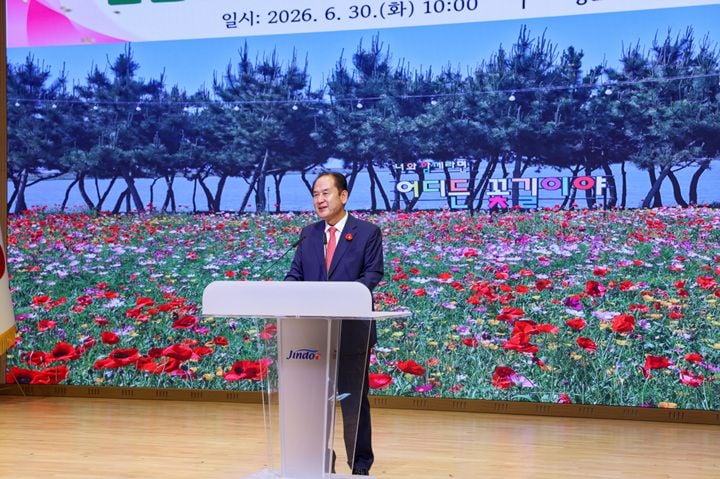 김희수 진도군수가 30일 퇴임식을 가졌다. 재임 중 역대 최대인 3,382억 원의 공모사업비를 확보하고 민원서비스 최고 등급을 달성하는 등 굵직한 행정 성과를 남겼다.