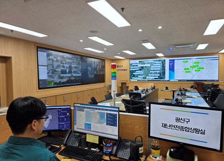 광주 광산구 24시간 재난상황실이 올해 접수한 175건의 사고 중 65%가 야간·휴일에 발생했으나, 신속한 초기 전파와 현장 지휘를 통해 피해를 최소화하며 지역 안전망 역할을 해냈다