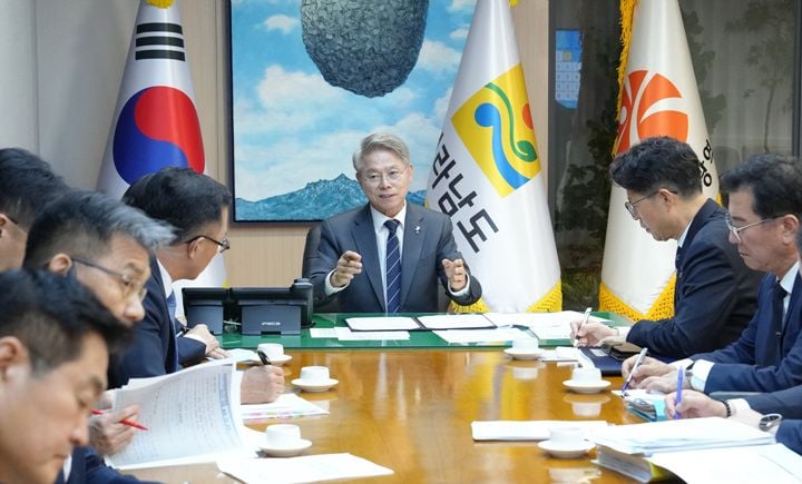 민형배 초대 전남광주통합특별시장이 취임 첫날 1호 업무 지시를 내렸다. 민 시장은 800조 규모의 반도체 산업 지원, 재난재해 선제 대응, 골목상권 활성화를 시정 최우선 과제로 가동했다.