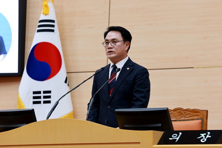 전남광주통합특별시의회가 1호 법안으로 '글로벌 반도체 전략투자 지원 조례'를 의결했다. 송형곤 의장이 발의한 이 조례는 삼성·SK의 반도체 공장 유치와 원스톱 지원을 골자로 한다.