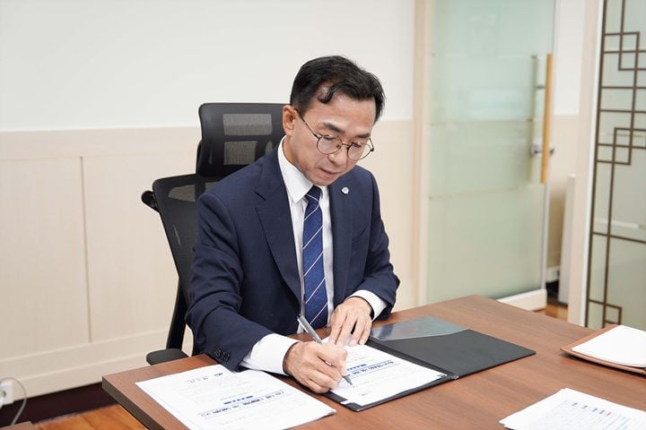 서영학 여수시장이 1호 결재로 시민소통폰과 48시간 현장점검 기동체계를 확정했다. 서 시장은 시민 직통 문자 소통과 이틀 내 현장 확인 제도를 도입해 시민주권 행정을 본격화한다.