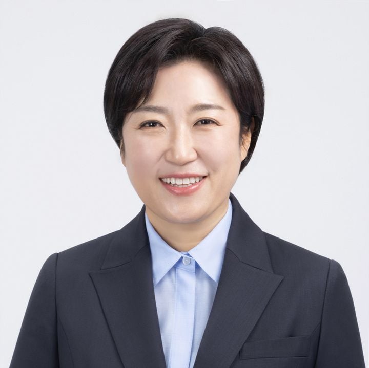 신수정 북구청장이 호우주의보 발령에 따라 취임식을 취소하고 침수 취약지를 점검했다. 1호 안건으로 수해 예방 종합계획을 결재하며 인명 보호를 위한 비상 행정 체제를 가동했다