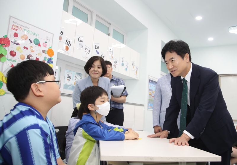 김대중 초대 전남광주통합특별시 교육감이 취임식을 생략하고 목포공고와 광주중앙초등학교를 잇따라 방문하며 공식 업무를 시작했다.