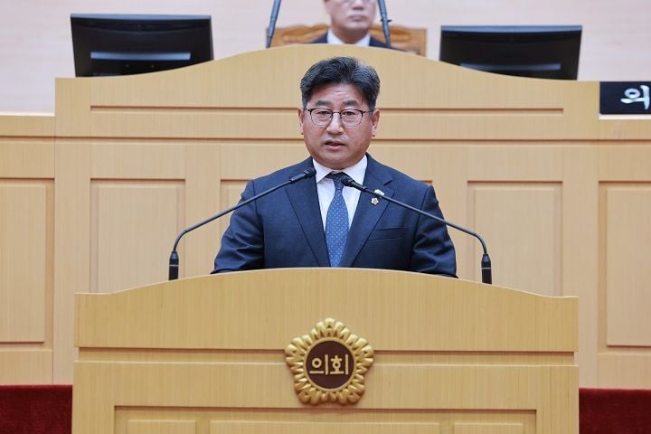 최정훈 의원이 제1대 전남광주통합특별시의회 초대 교육위원장으로 선출됐다. 최 위원장은 도농 간 교육 격차 해소와 지역 연계형 인재 육성을 핵심 과제로 제시하며, 자원의 형평성 있는 배분과 수도권 인재 유출 방지를 위한 상생의 통합 교육 생태계 구축에 행정력을 집중할 방침이다.