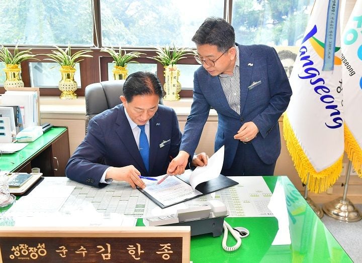 김한종 장성군수가 1일 민선 9기 출범과 함께 핵심 운영 지표 확정안에 1호 결재하며 4년 임기를 본격 시작했다. 여론 수렴을 거쳐 확정된 5대 과제를 바탕으로 속도감 있고 과감한 행정 집행에 집중할 계획이다.