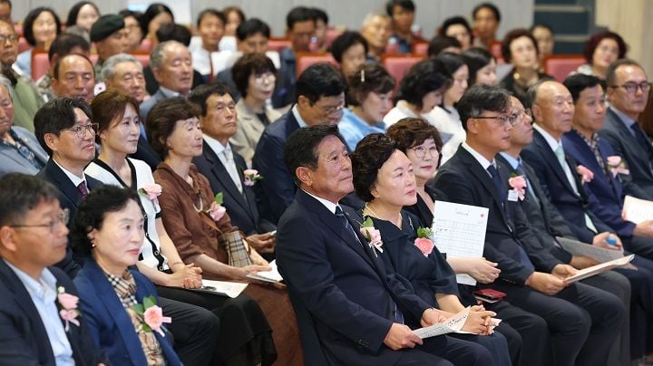 조상래 제49대 곡성군수가 1일 환경정화 활동을 시작으로 민선 9기 군정 업무에 돌입했다. 조 군수는 부자 농촌 실현, 수상레포츠 관광단지 조성 등 5대 핵심 시책을 공식화하며, 현장 중심의 실무 행정을 통해 주민이 직접 체감할 수 있는 구체적인 성과를 내겠다고 밝혔다.