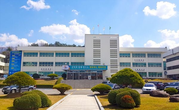 김산 무안군수가 1일 취임식을 생략하고 7월 정례조회를 통해 민선 9기 군정의 본격적인 시작을 알렸다. 김 군수는 무안국제공항 대도약과 RE100 국가산단 조성을 핵심 과제로 내세우며, 형식보다는 실질적인 주민 체감형 정책을 통해 미래 100년을 준비하겠다는 의지를 밝혔다