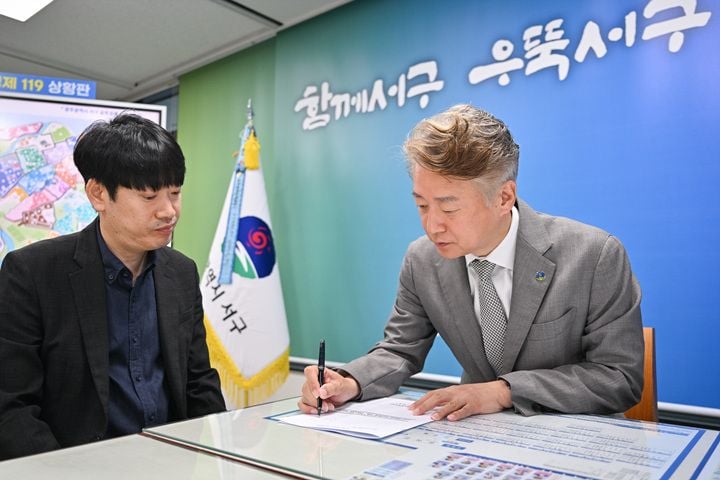 김이강 서구청장이 민선 9기 1호 결재로 ‘선한 영향력 시민회의 100’을 확정하고, 주민 중심의 5대 민생 의제 발굴과 신뢰도시 조성에 착수했다
