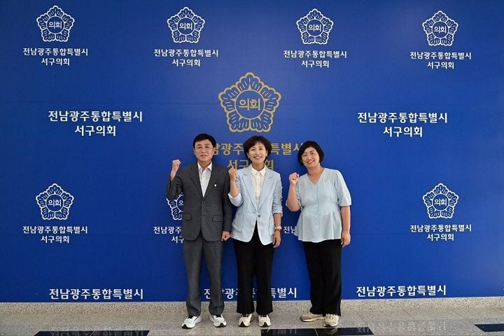 제10대 전남광주통합특별시 서구의회가 7월 1일 출범한 가운데, 진보당 소속 의원들이 민생 중심의 의정활동을 시작했다. 이은주 의원은 의장 선거 출마를 공식화하며 교섭단체 구성 조례 제정을 통한 의회 운영의 쇄신을 강조했다. 야권 의원 4인의 활동이 서구의회에 가져올 변화에 관심이 집중된다. 제도적 기반을 마련할 방침이다.