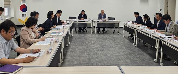 전남광주통합특별시가 10일부터 52개 해수욕장을 순차 개장한다. 72억 원을 투입해 편의시설을 정비했으며 안전인력 411명 배치 및 바가지요금 근절로 안심할 수 있는 해변 환경을 제공한다