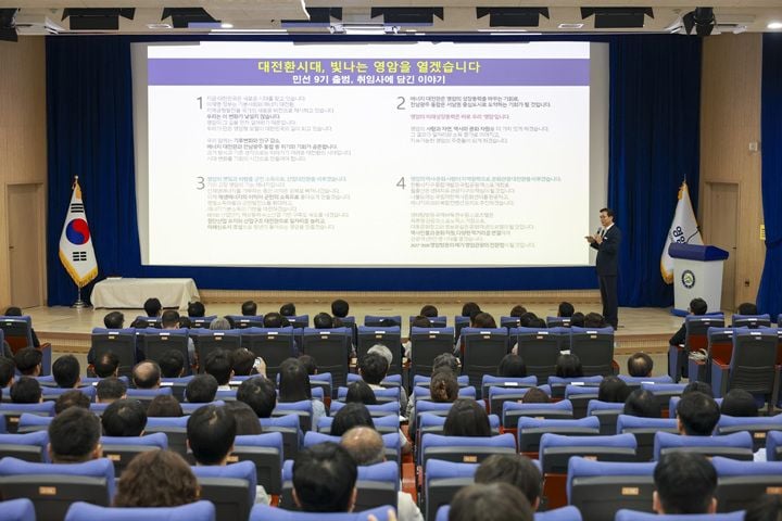 우승희 군수는 민선9기 첫 정례조회를 열고 스마트농산업 육성과 햇빛기본소득 실현 등을 통해 군민이 체감하는 행정 혁신을 완수하겠다고 밝혔다