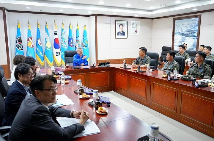 민형배 전남광주통합특별시장이 반도체 메가프로젝트의 성공을 위해 산업 기반 시설을 점검했다. 군공항 이전 부지와 미래차국가산단, 첨단3지구를 연일 방문해 투자 환경을 검증하고, 반도체 산업의 성장거점 도약을 위한 기반 조성에 역량을 집중하고 있다.