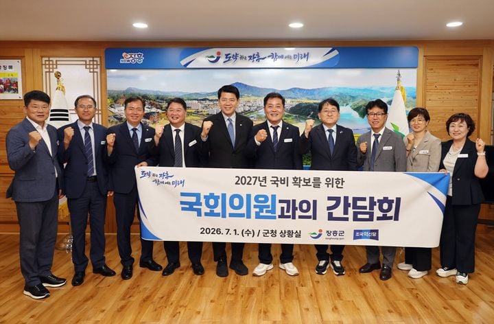 장흥군이 조국혁신당 김준형·차규근 의원을 초청해 간담회를 열고 푸드테크 연구지원센터 구축, 도로 확장 등 핵심 현안 사업의 국비 확보 방안을 논의했습니다
