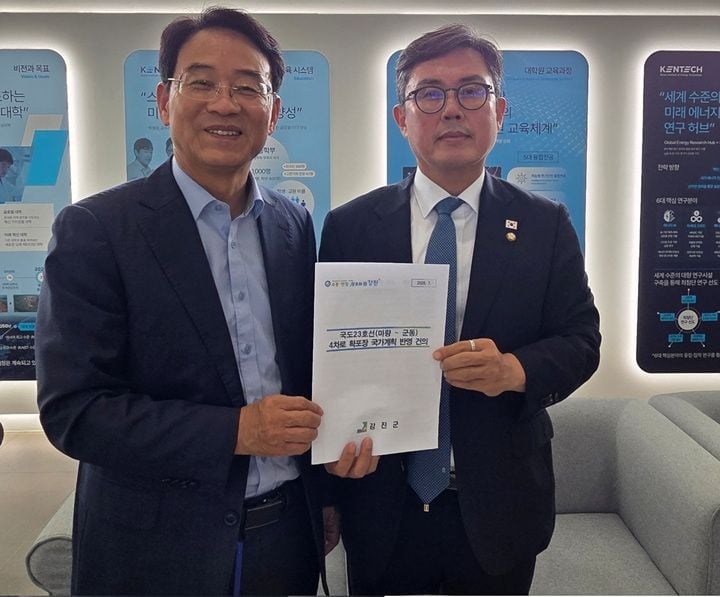 강진원 강진군수가 국회를 방문해 국도23호선 마량~군동 4차로 확·포장 사업의 예타 통과와 제6차 국도·국지도 건설계획 반영을 위한 적극적인 지원을 건의했다.
