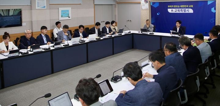김대중 전남광주통합특별시교육감이 6일 첫 주요정책회의를 열고 스마트워크 도입, 반도체 인력 양성, 조례 정비 등 교육 통합 안착을 위한 행정 혁신 과제를 전격 발표했다