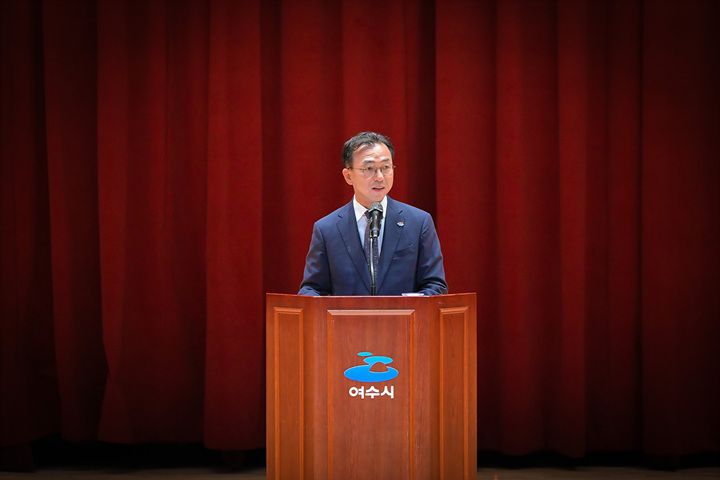 서영학 여수시장이 7월 정례회에서 민선 9기 비전을 발표하고, 여수산단 경쟁력 회복과 2026 여수세계섬박람회 성공, 체류형 관광도시 전환을 위한 행정 기조를 정립했다.