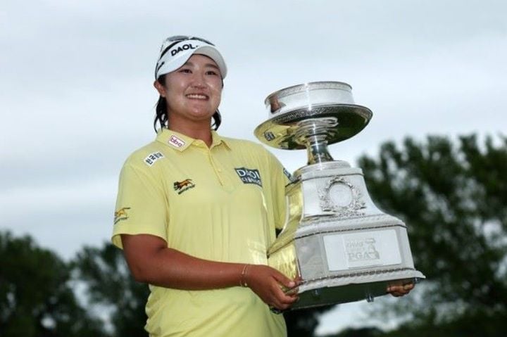 영암군 홍보대사 유해란 선수가 LPGA 메이저 대회인 KPMG 여자 PGA 챔피언십에서 대역전 우승을 차지했다. 장학금과 고향사랑기금 기부 등 따뜻한 나눔 행보도 함께 주목받고 있다