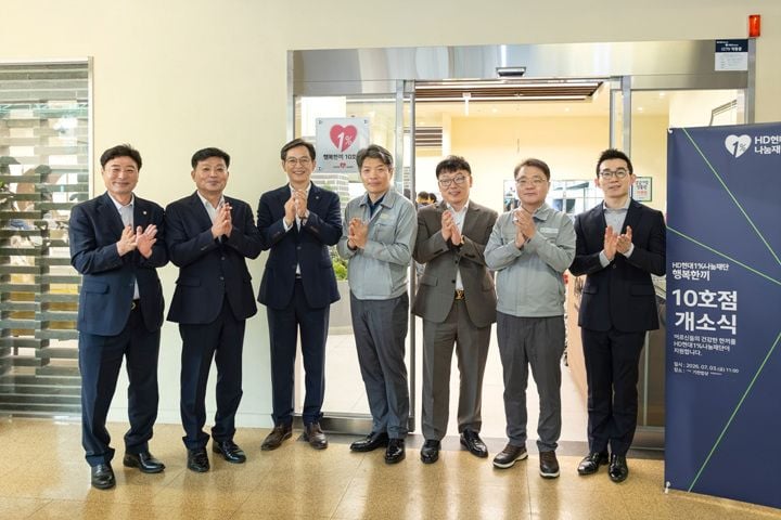 영암군이 HD현대1%나눔재단과 손잡고 ‘행복한끼 10호점’을 개소했다. 노인 일자리 기업이 독거노인 도시락을 조리·지원하는 영암형 민관 협력 복지모델을 다진다