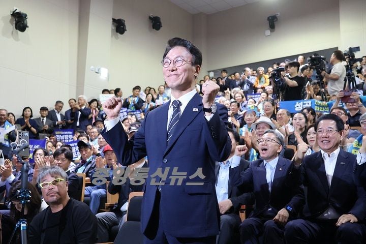 김민석 전 국무총리가 6일 광주 전일빌딩245에서 더불어민주당 당대표 출마를 선언했다. 이재명 정부의 국정 성공과 민주당 혁신을 최우선 과제로 꼽은 김 전 총리는 당내 토론과 절차 복원, 대대적인 대통합 플랜 추진을 통해 강한 민주당을 만들겠다고 강조했다.