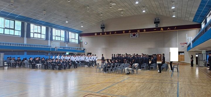 경기 중 5·18 관련 혐오 구호를 외쳐 논란을 빚은 배재고 야구부 선수들이 광주제일고를 방문해 공식 사과했다. 배재고 선수단은 강당에서 잘못을 인정하며 재발 방지를 약속했
