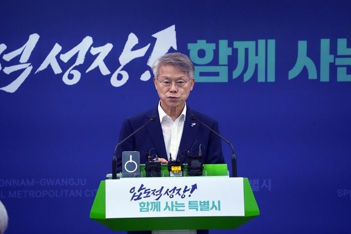 민형배 전남·광주통합특별시장은 군공항 이전과 맞물려 신속한 산업단지 조성에 행정력을 집중하고, 기업 유치를 위한 인프라 구축을 차질 없이 준비하겠다고 밝혔습니다.