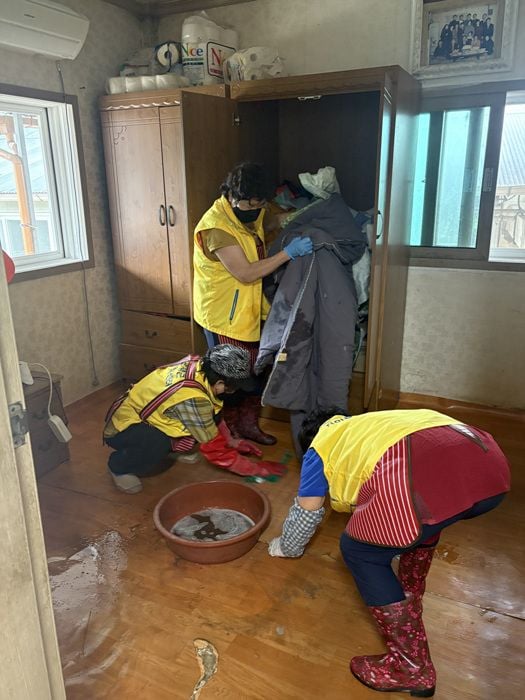 함평군자원봉사센터가 9개 읍면 여성자원봉사회와 함께 독거노인 18세대를 대상으로 세탁 및 식사를 지원하는 맞춤형 돌봄 행정을 전개합니다.