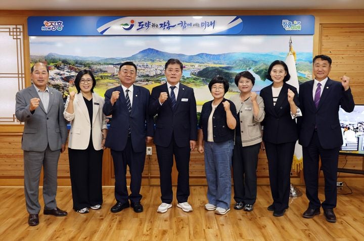 장흥군의회가 6일 사순문 장흥군수를 예방해 민선 9기 협치를 결의했습니다. 3개 정당 소속의 군수와 의원들은 당적을 넘어 장흥 발전을 위한 초당적 상생 협력을 약속했습니다.
