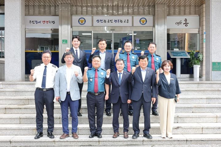 제10대 고흥군의회가 전반기 원구성을 마치고 군청, 경찰서, 노인회 등 유관기관을 릴레이 방문하며 군민 행복과 지역 발전을 위한 본격적인 소통 의정활동에 나섰다.