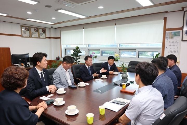 제10대 고흥군의회가 전반기 원구성을 마치고 군청, 경찰서, 노인회 등 유관기관을 릴레이 방문하며 군민 행복과 지역 발전을 위한 본격적인 소통 의정활동에 나섰다.