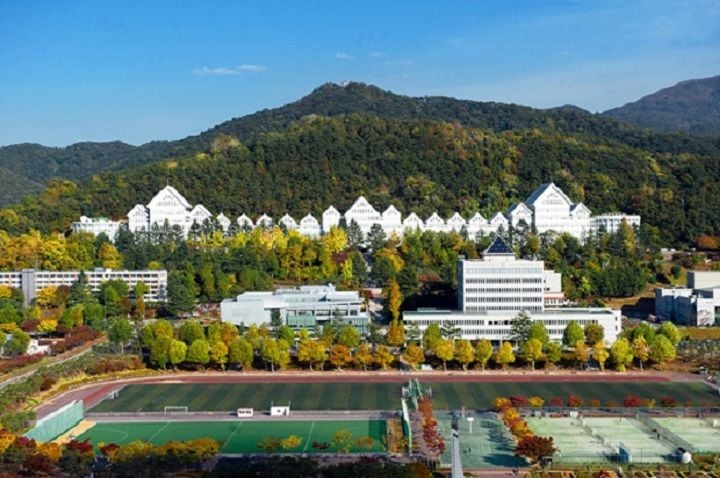 조선대 전찬준 교수 연구팀이 국제 AI 음향인식 대회 ‘IEEE DCASE 2026’에서 세계 2위를 차지했습니다. 학부생 김한슬 씨가 연구를 주도했으며 인터스피치 논문 채택 성과도 거뒀다.