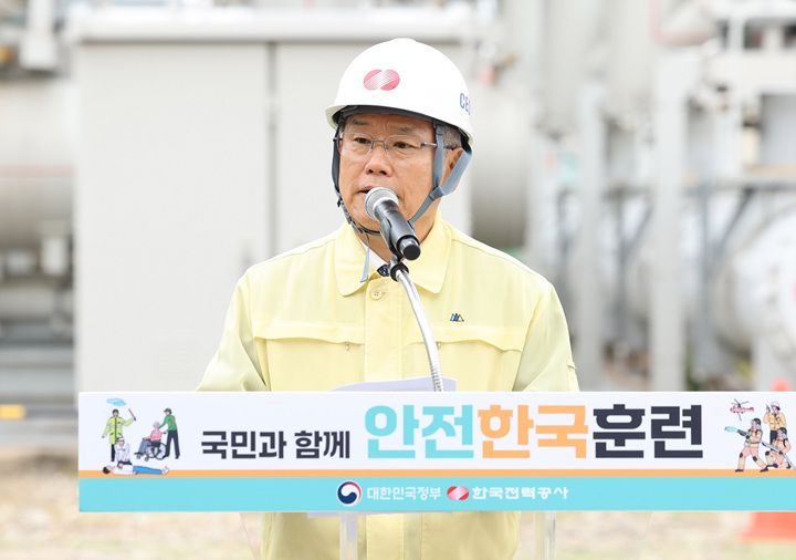 한국전력이 행정안전부 ‘2026 재난관리평가’에서 에너지 공공기관 최초 8년 연속 우수기관에 선정되며 산불 정전 복구 단축 등 독보적인 현장 위기관리 역량을 입증했다