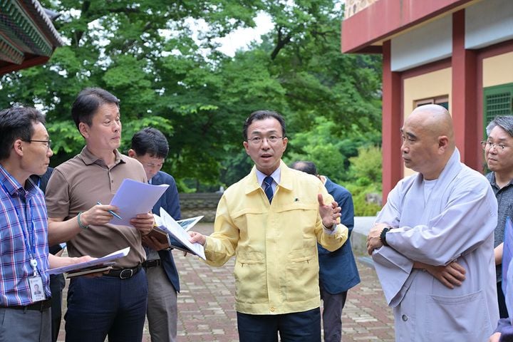 서영학 여수시장이 지난 7일 화양면 용문사를 찾아 집중호우 대비 시설 안전 점검을 실시했다