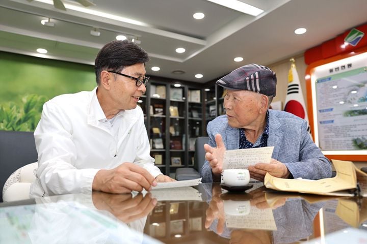 보성 벌교에서 66년간 ‘일광당’ 시계방을 운영해 온 이삼종 대표가 보성군장학재단에 장학기금 2,000만 원을 기탁했다