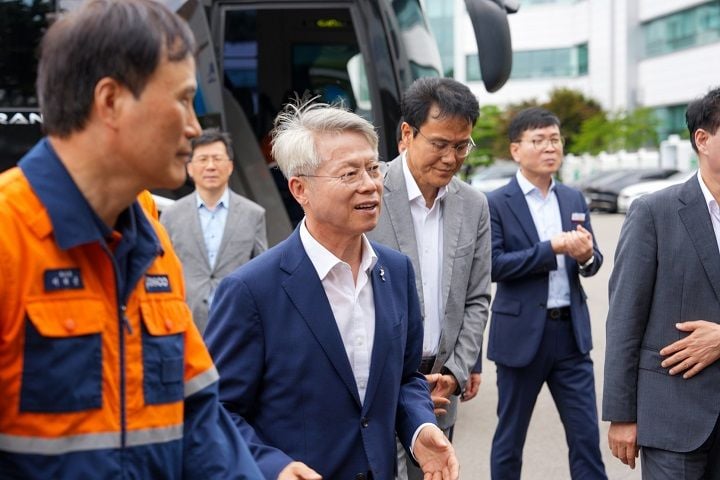 민형배 전남광주통합특별시장이 8일 광양을 찾아 철강 및 이차전지 업계 관계자들과 간담회를 열고 산업 대전환을 위한 지원책을 제시했다.
