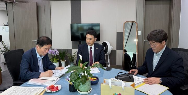 이남오 함평군수가 민선 9기 핵심 현안사업의 국가 계획 반영을 위해 국회를 방문했다. 빛그린산단 100만 평 확장 및 RE100 지정 등 1,443억 원 규모의 6개 사업 지원을 건의하며, 함평의 미래 성장 기반 확보와 국비 확보를 위한 본격적인 행보를 시작했다.