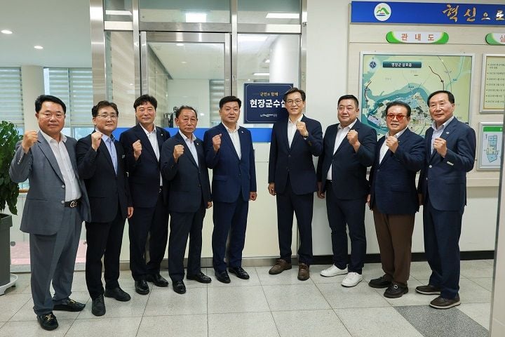 영암군이 민선 9기 1호 공약인 ‘현장군수실’을 삼호읍 행정복지센터에서 본격 운영한다. 우승희 영암군수가 매주 수요일 군민의 의견을 직접 청취하고 현안을 해결하는 소통창구다.
