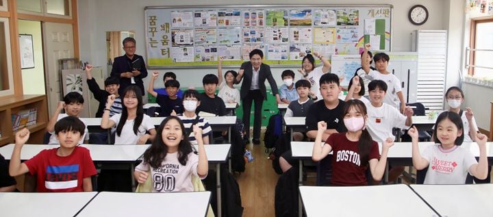 김대중 전남광주통합특별시교육감이 9일 광주 성덕초·중학교를 방문해 과밀학급 실태를 점검했다
