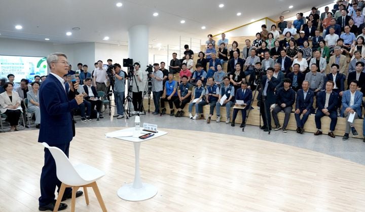 전남광주통합특별시가 9일 무안청사에서 청사 기능 배분을 위한 타운홀미팅을 열었다. 광주·무안·동부청사의 효율적 역할 분담안을 다뤘으며, 시민 의견을 반영해 최종안을 도출한다.