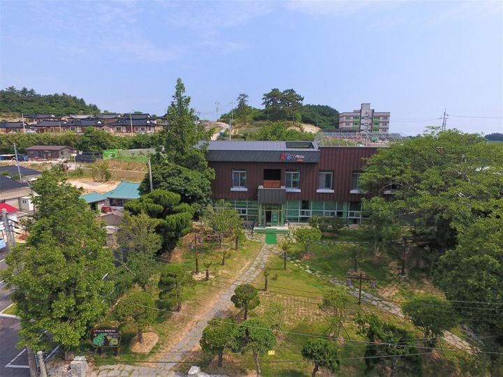 전남광주통합특별시가 이달의 농촌체험휴양마을로 신안 '임자만났네 마을'을 선정하고 가로등, 안전요원 배치 등 휴가철 방역 및 안전 점검을 강화한다