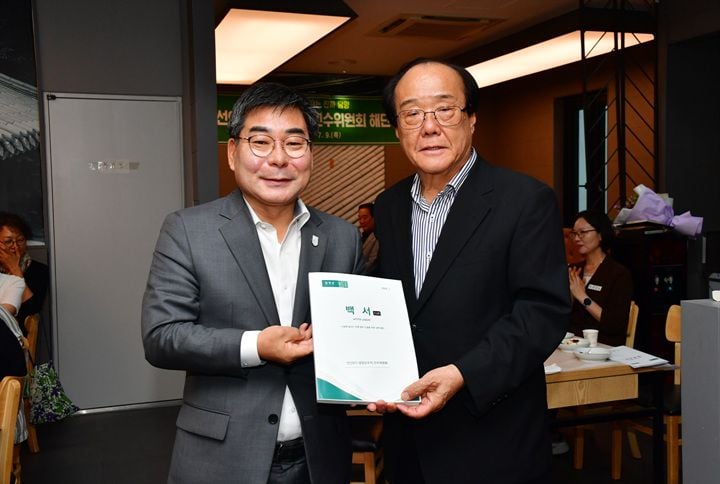 민선 9기 담양군수직 인수위원회가 9일 해단식을 갖고 공식 활동을 마쳤다. 인수위는 79건의 공약을 최종 조율한 성과를 담은 백서를 박종원 군수에게 전달했다.