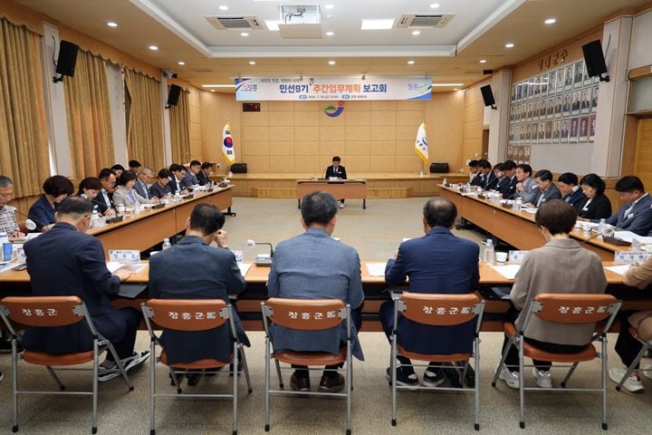 사순문 장흥군수가 10일 민선 9기 첫 주간업무보고회를 열고 성과 중심의 군정 운영을 지시했다. 군은 단순 보고를 폐지하고 현장 해결형 정책 회의체로 개편한다.